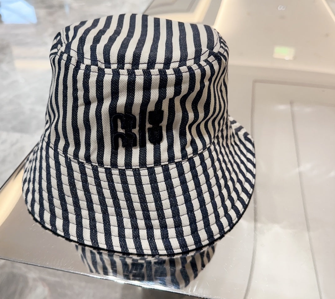 Reversible bucket hat
